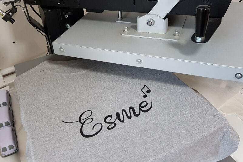 T-shirt sur une presse à chaud avec impression d’un texte personnalisé