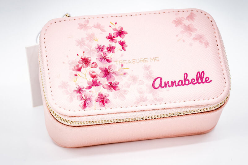 Trousse de maquillage imprimée avec un motif et un nom personnalisés.