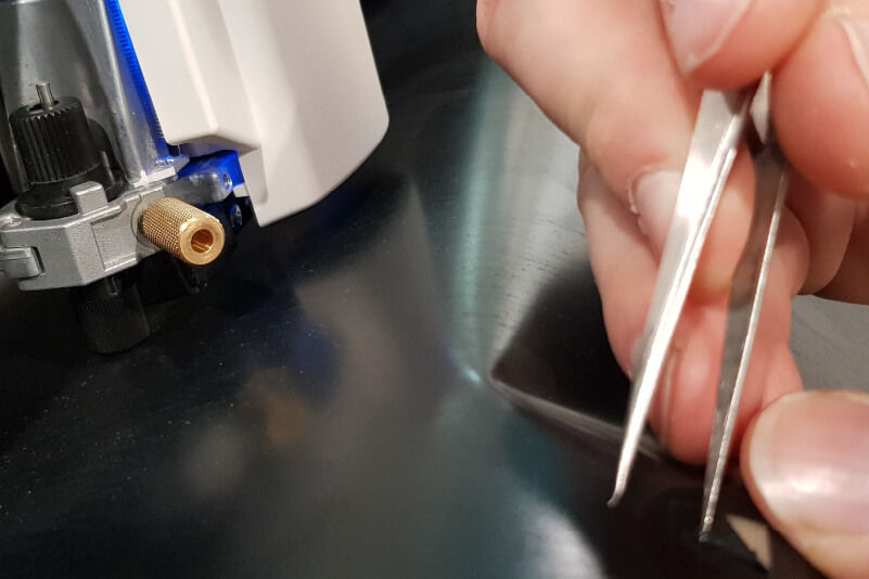 Spellicolatura del vinile in eccesso su un plotter da taglio