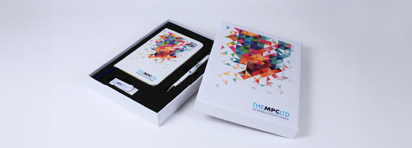 Cuaderno, bolígrafo y memoria USB personalizados