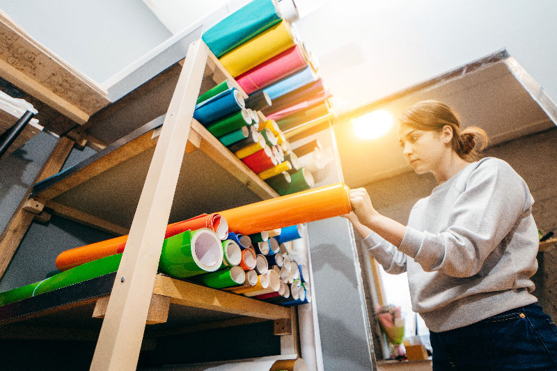 Una persona eligiendo un rollo de vinilo