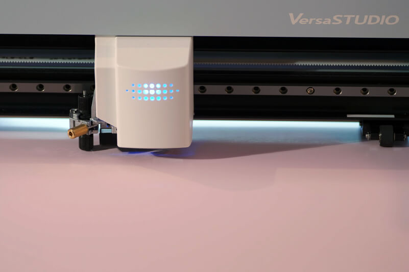 Un plotter de corte que corta vinilo con efecto purpurina