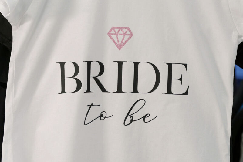 Primer plano de una camiseta para una despedida de soltera personalizada: