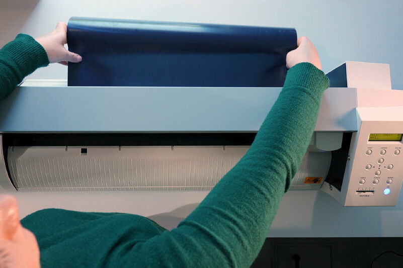 Instalación de una bobina de vinilo termotransferible en un plotter de corte