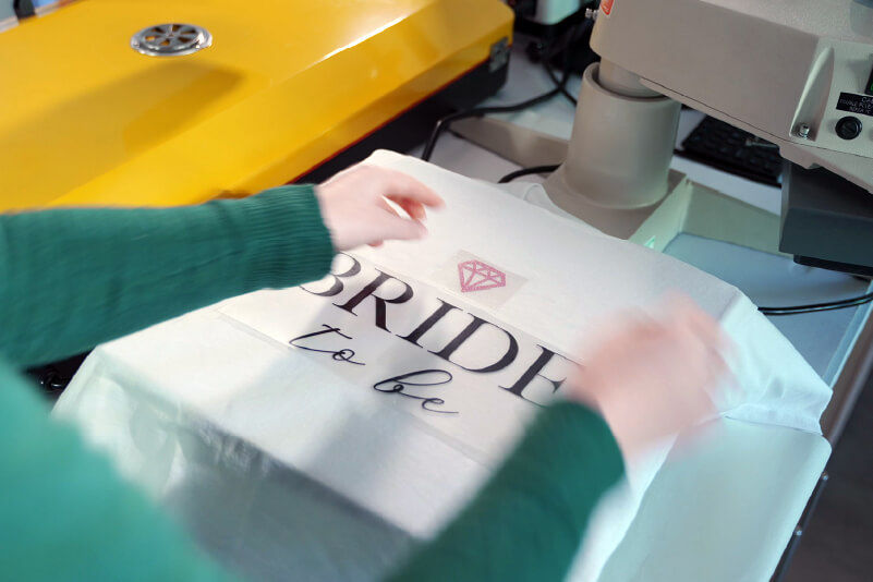 Colocación de dos tipos diferentes de vinilo en una camiseta
