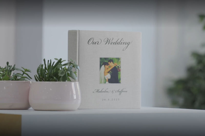 Das fertige, personalisierte Hochzeitsalbum, hergestellt mit DTF-Druck