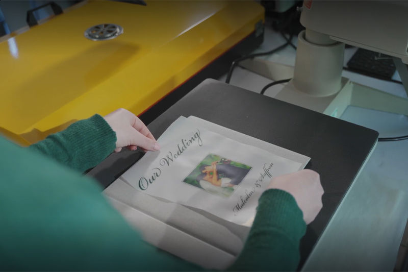 Platzieren des Designs auf dem Einband des Albums in der Wärmepresse