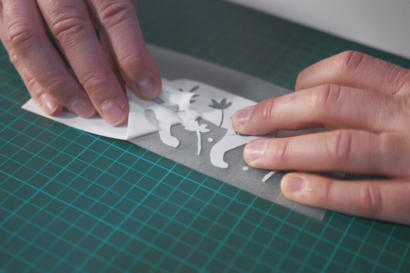 Entgittern des überschüssigen Materials eines geschnittenen Motivs aus geflocktem Vinyl