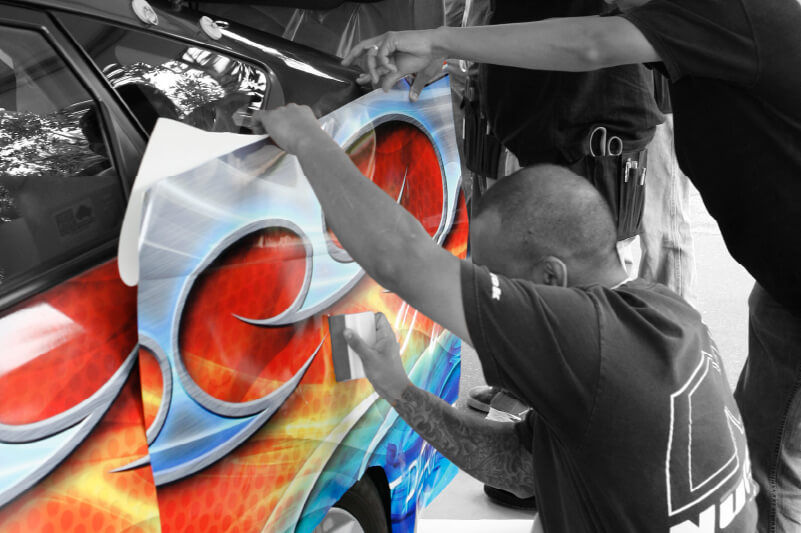 Una fase di wrapping su un'auto