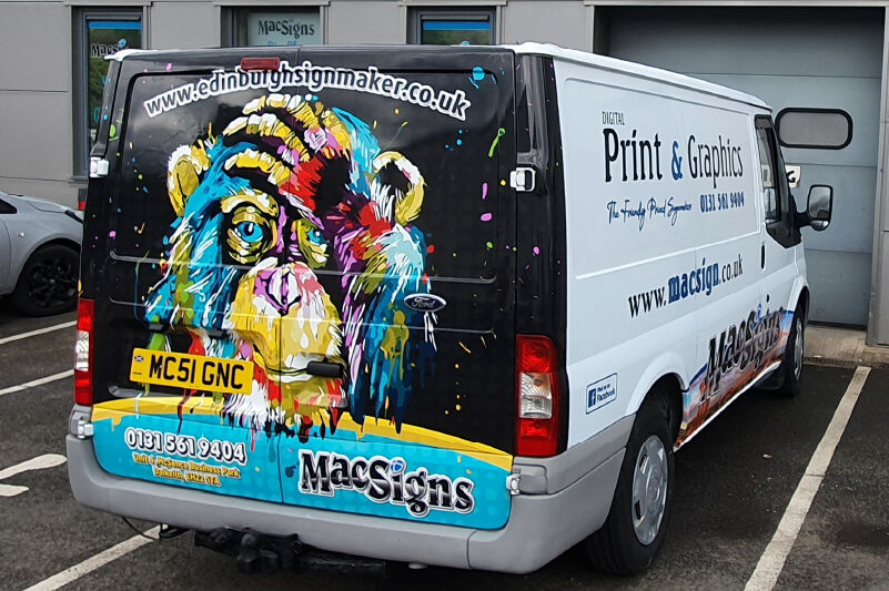 Un furgone con wrapping parziale sul retro (fonte: Mac Signs)