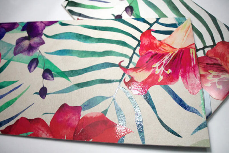 Motif floral imprimé directement sur des carreaux de céramique.