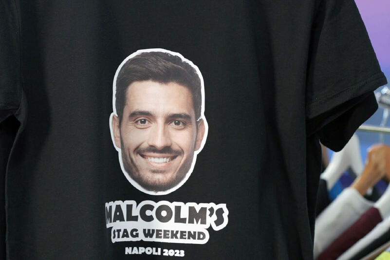 Gros plan sur un t-shirt imprimé et découpé
