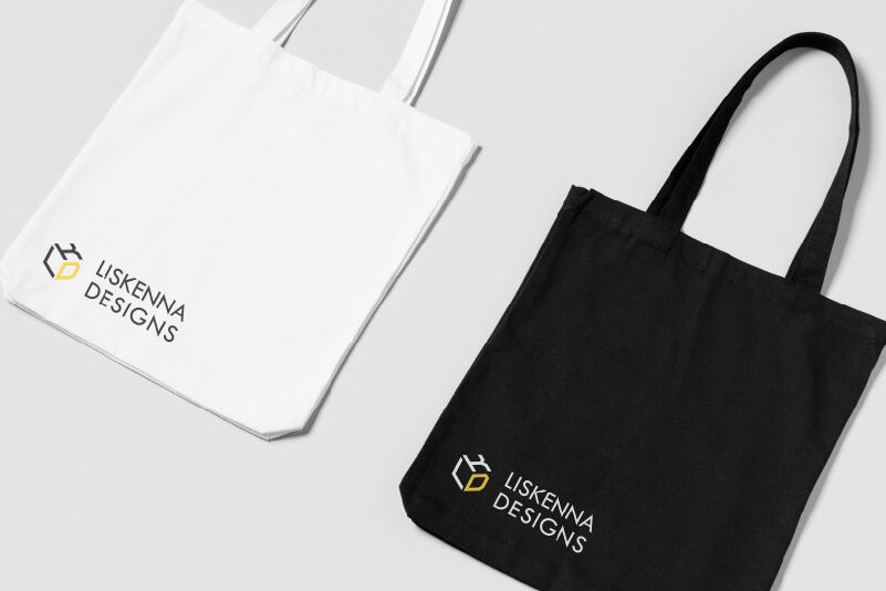 Zwei Einkaufstaschen mit Branding-Aufdruck