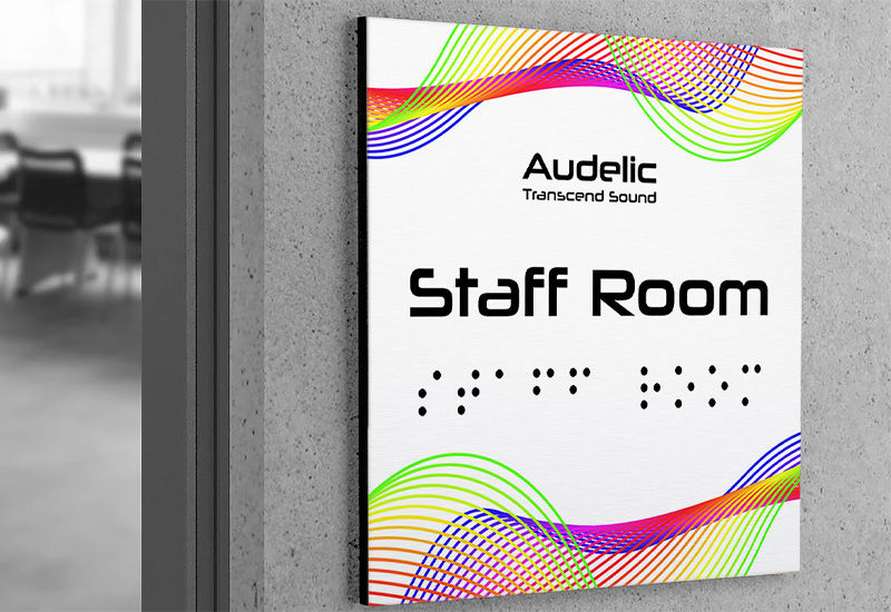Una segnaletica con testo braille su una parete 