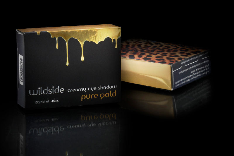 Eine schwarze Schachtel, bedruckt mit goldener Farbe