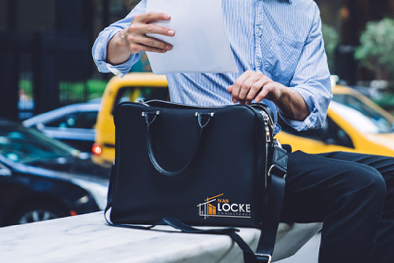 Lederetui mit Logoaufdruck