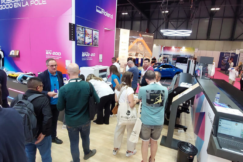 Participants à un salon de matériel d’impression cherchant leur prochain investissement.