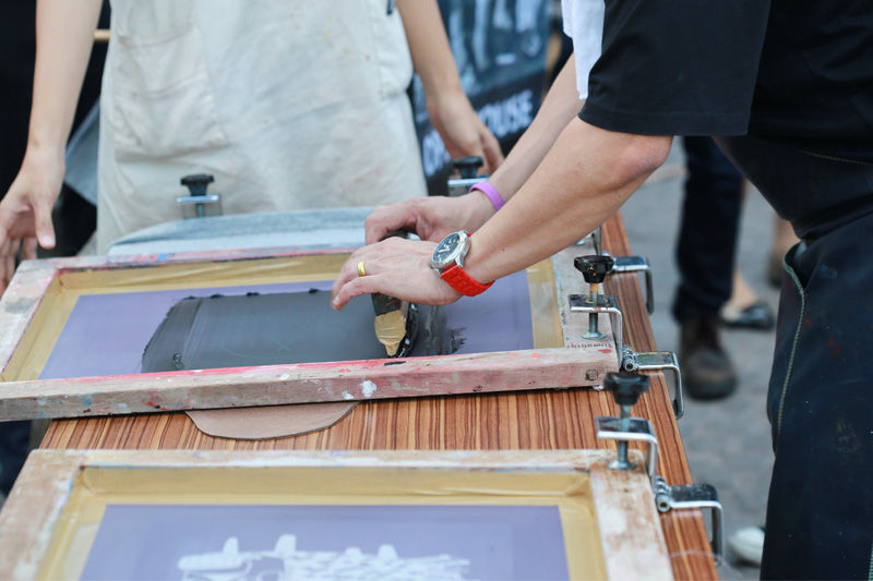 Eine Person vor einem Bildschirm