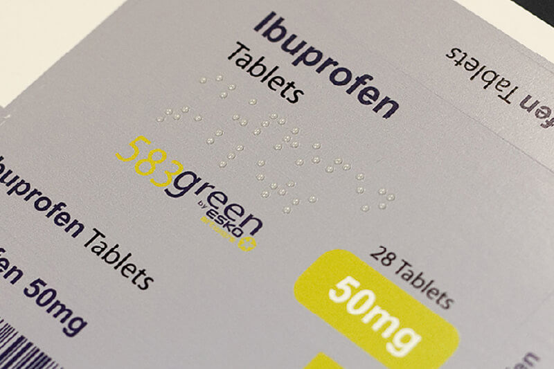 Nahaufnahme einer Verpackung mit Text in Brailleschrift