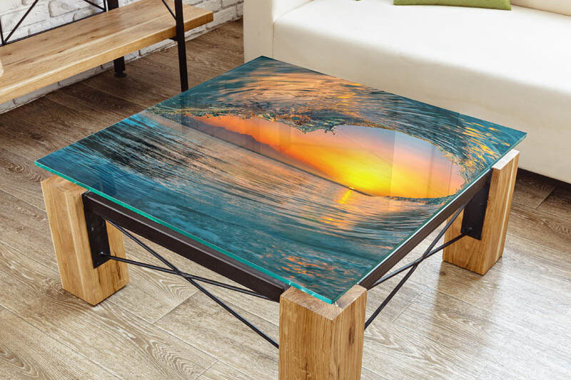 Tischplatte aus Glas mit aufgedrucktem Wellenmuster