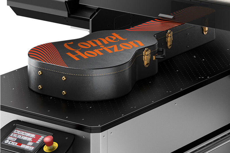 Auf einem Flachbettdrucker gedruckter Gitarrenkoffer mit Grafik