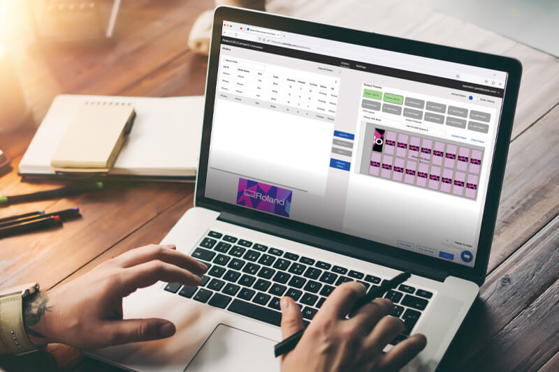Een persoon die PrintAutoMate gebruikt op een laptop