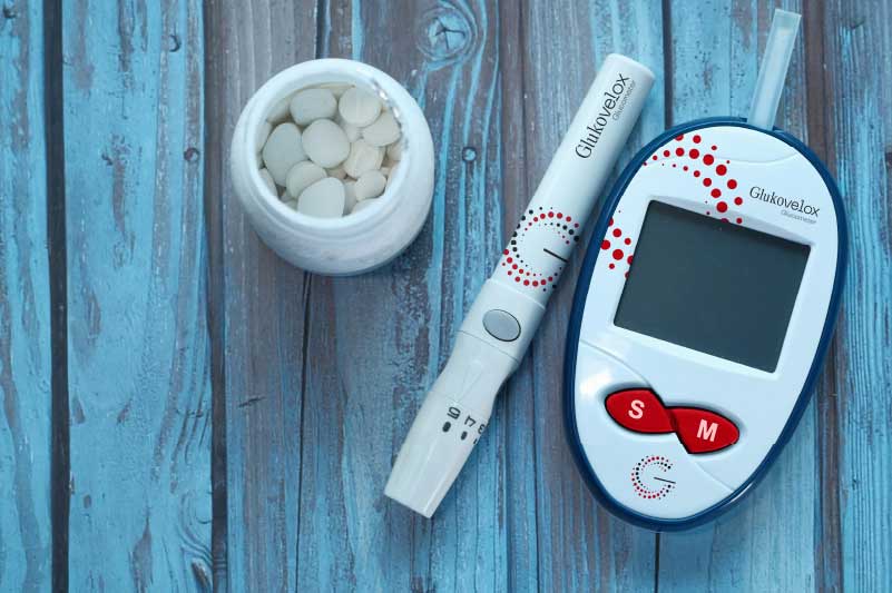 Ein elektronisches Medizinprodukt, bedruckt mit einem individuellen Logo und Text