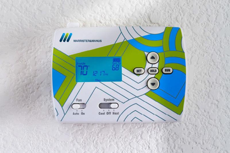 Ein Haushaltsthermostat direkt bedruckt mit Farben der Marke