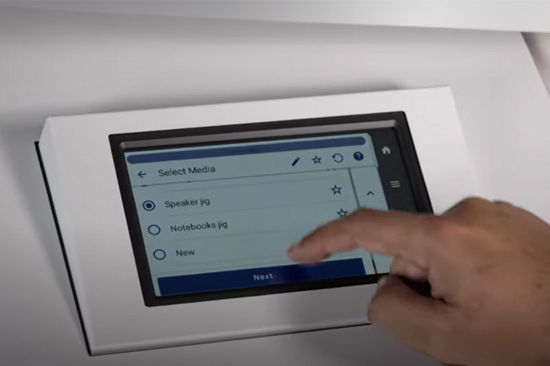 Making the selections on the MO-240 touch screen