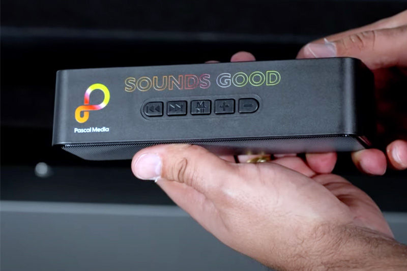 Personne tenant un haut-parleur personnalisé imprimé