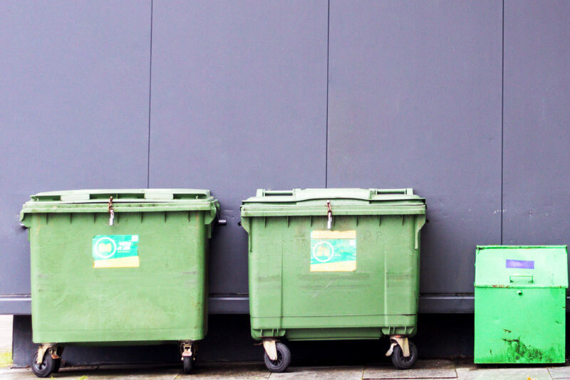 Groupe de poubelles vertes