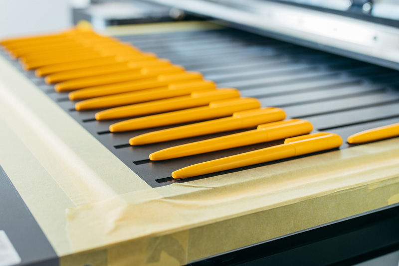 Plusieurs stylos sur un plateau