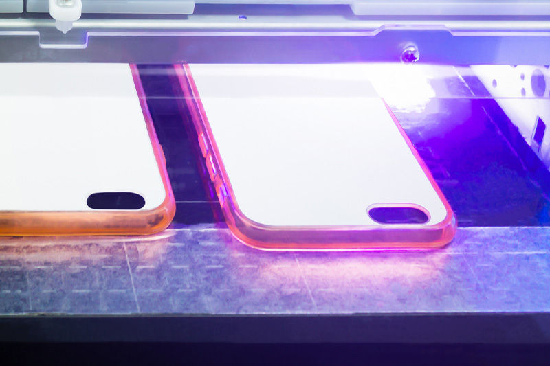 Coques de téléphone sous une lampe UV