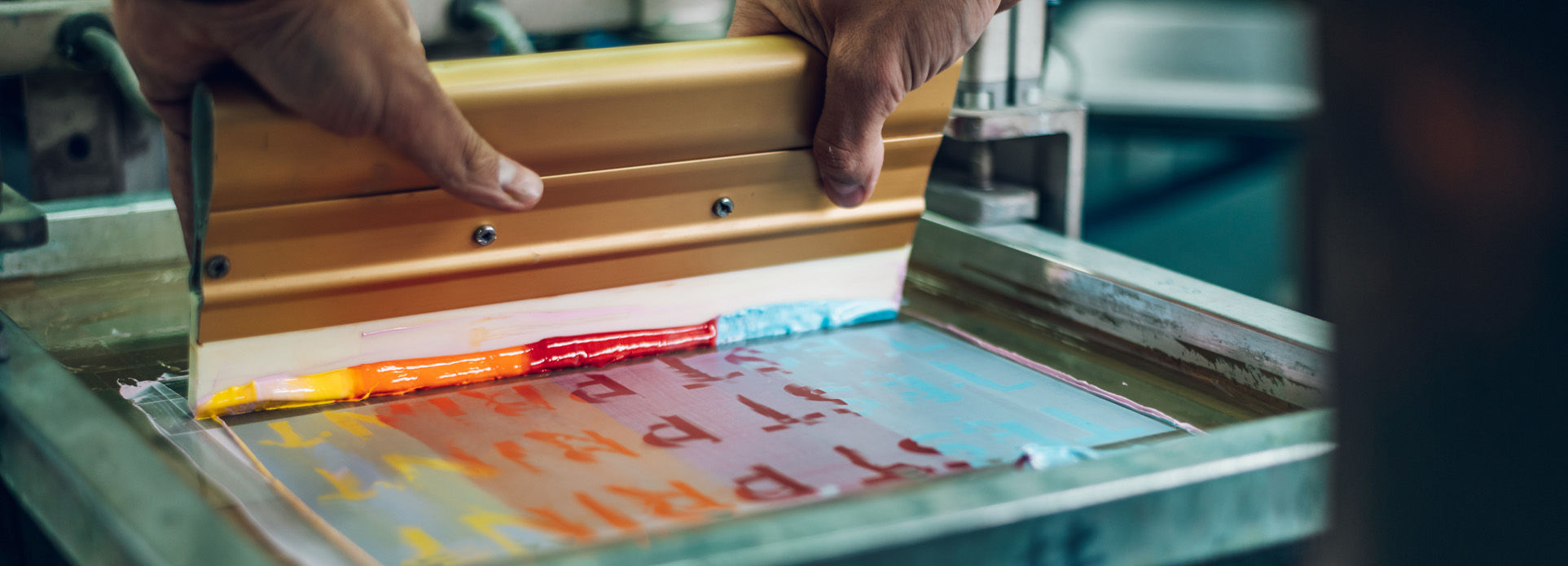 Inyección de tinta a través de una pantalla