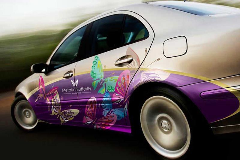 Een auto gewrapt in vlinderprints