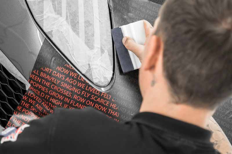 Mission Motorsport brengt graphics aan op een auto