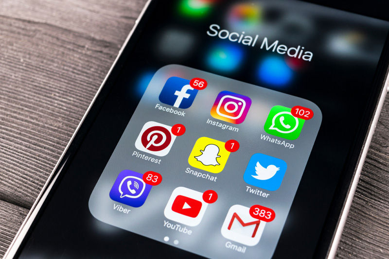 Aplicaciones de redes sociales en un móvil