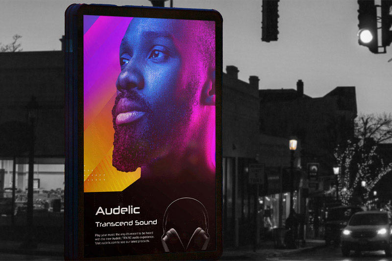 Una señal retroiluminada en la calle