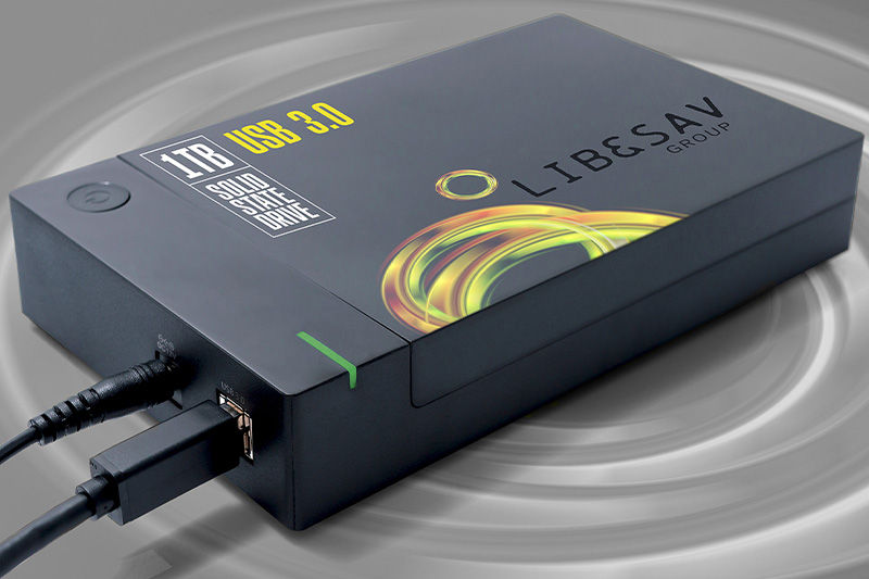 Un dispositivo electrónico negro con personalización impresa