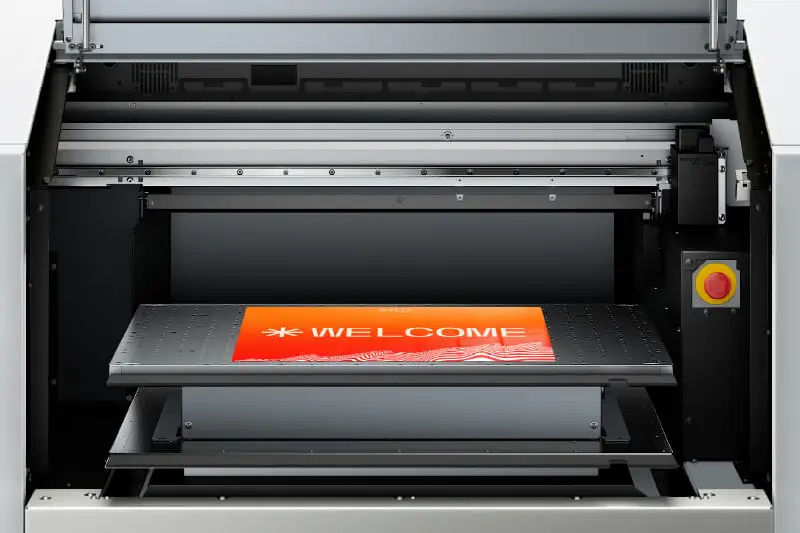MO-180 UV-printer print een welkomstbord op het vlakbedoppervlak