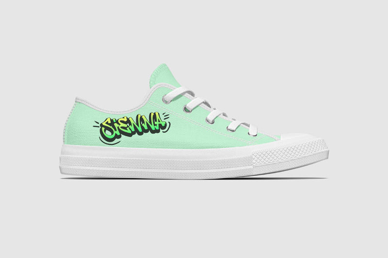 Ein DTF-Transfer auf einem Canvas-Schuh  