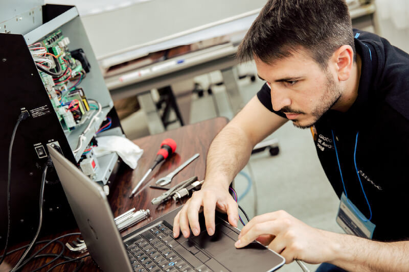 Un tecnico che esegue attività di manutenzione
