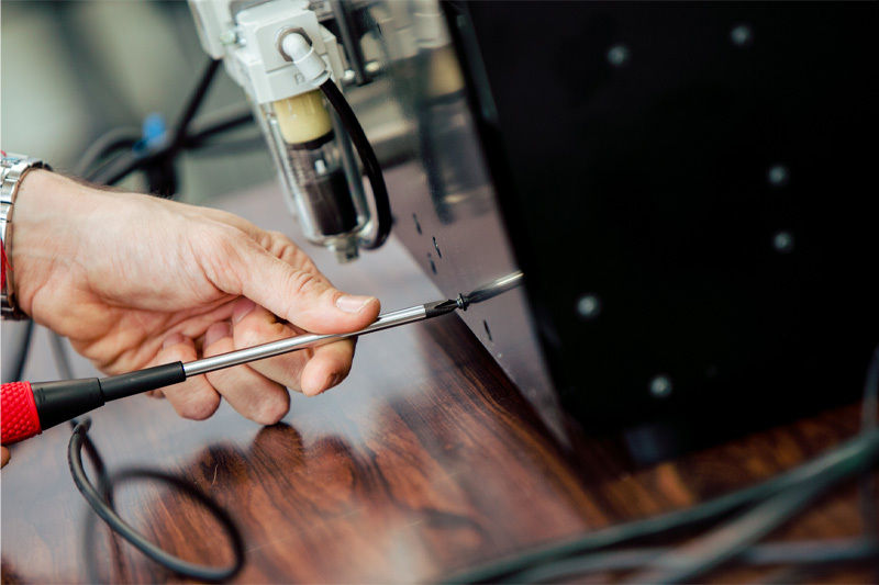 Ouverture du boîtier de l’appareil avec un tournevis