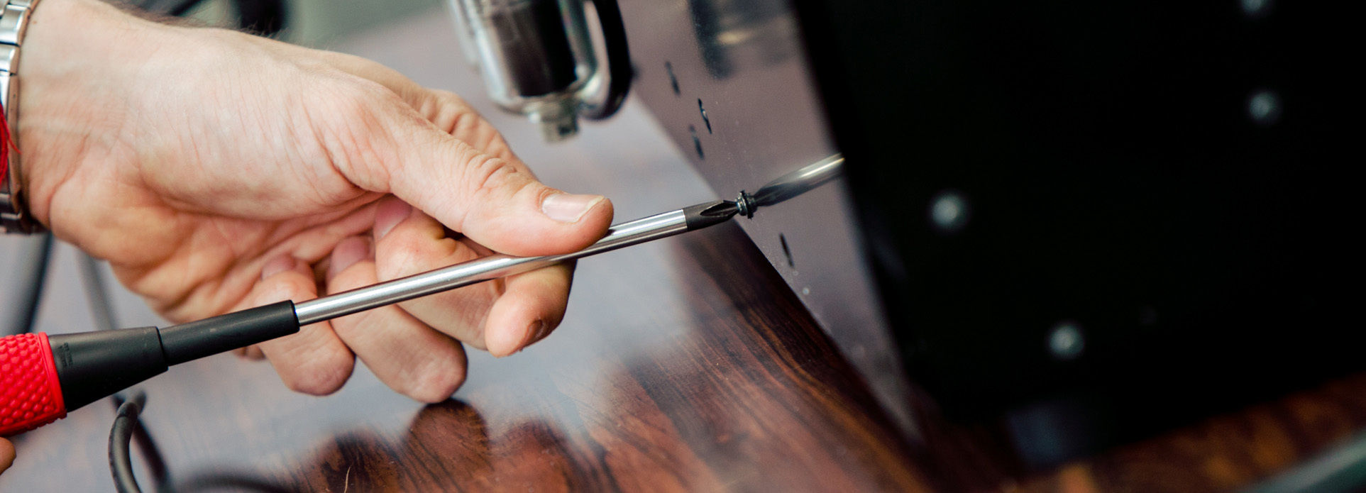 Öffnen des Gerätegehäuses mit einem Schraubendreher