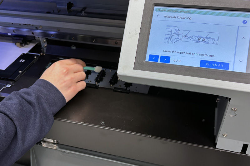 Reinigung der Druckkopfabdeckungen mit einem Tupfer