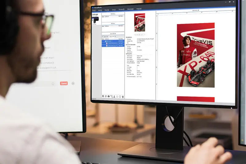 Een man werkt met VersaWorks RIP 