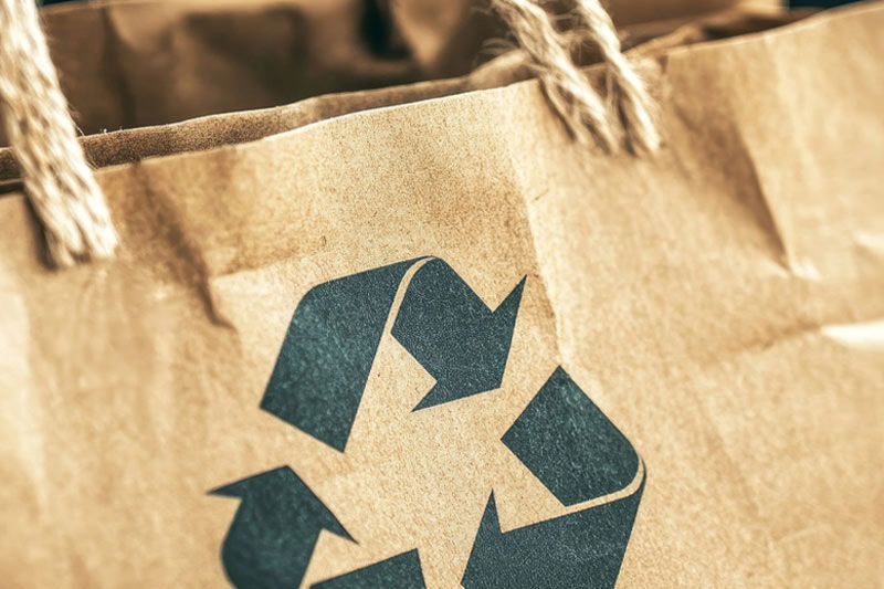 Een bruine zak van gerecycled papier  