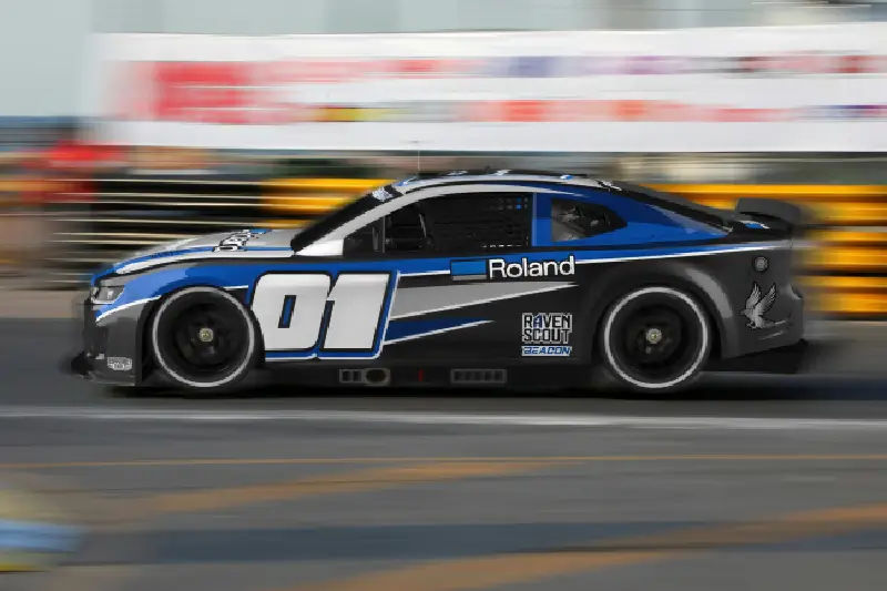Een raceauto gewrapt in een geprinte vinyl voertuigfolie 