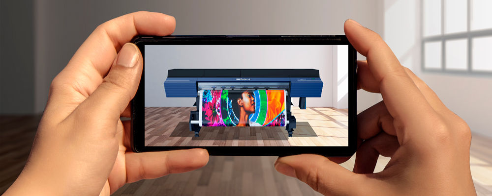 Die TrueVIS VG2 in einem leeren Büroraum, dargestellt als Virtual-Reality-Abbildung auf einem Mobilgerät