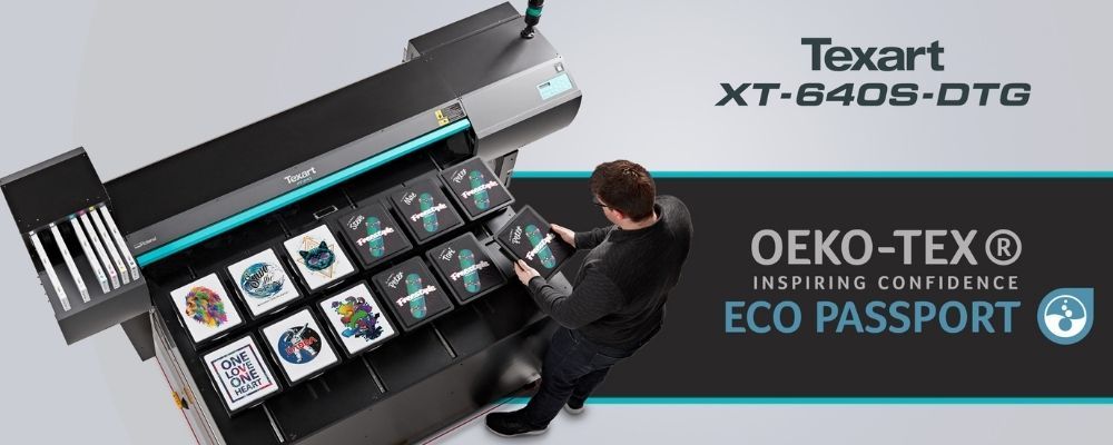 homme debout à côté de tee-shirts confectionnés avec l'imprimante Texart XT-640S-DTG et logo certifié ECO PASSPORT par OEKO-TEX